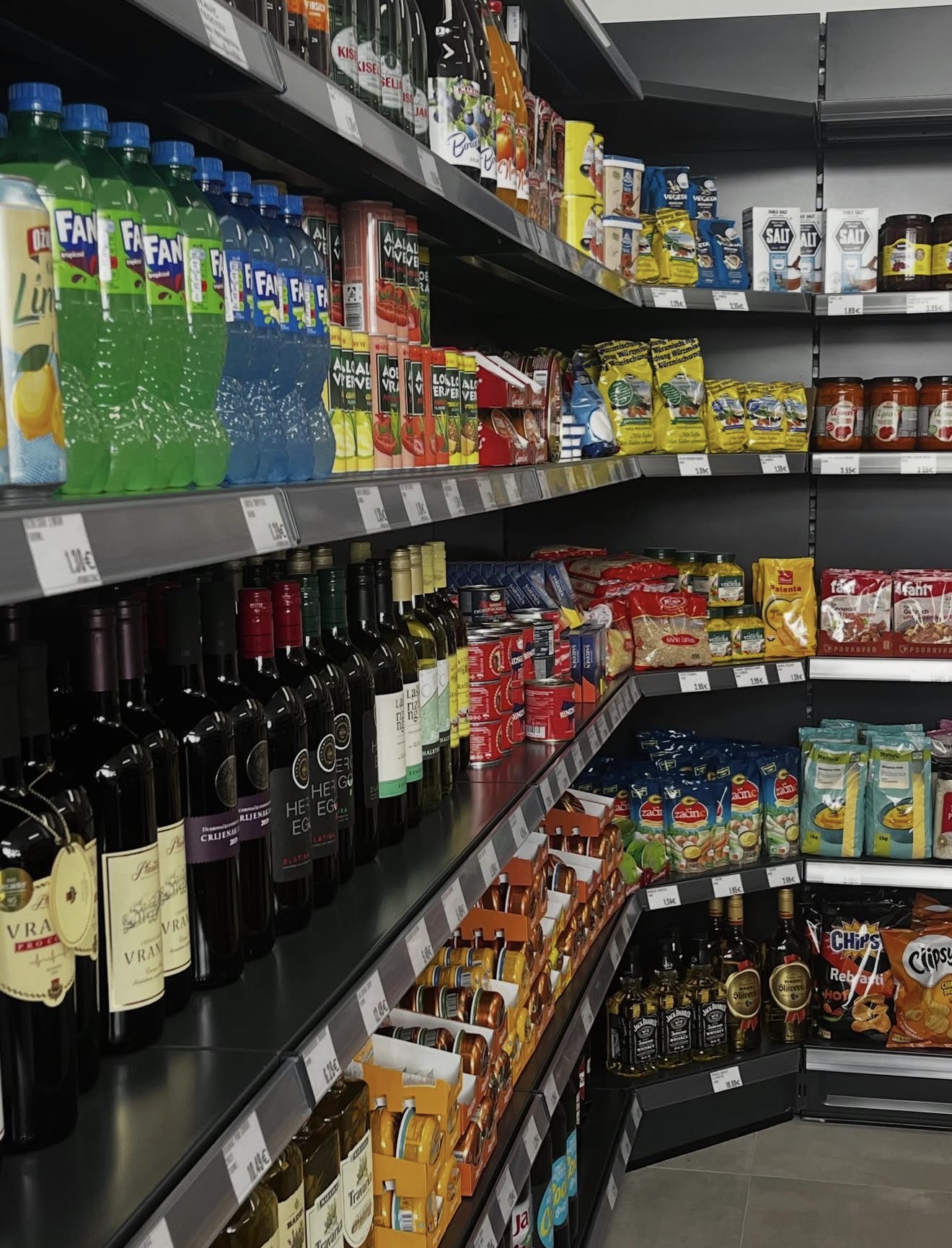 Getränke, Weine, Konserven und Gewürze aus dem Balkan