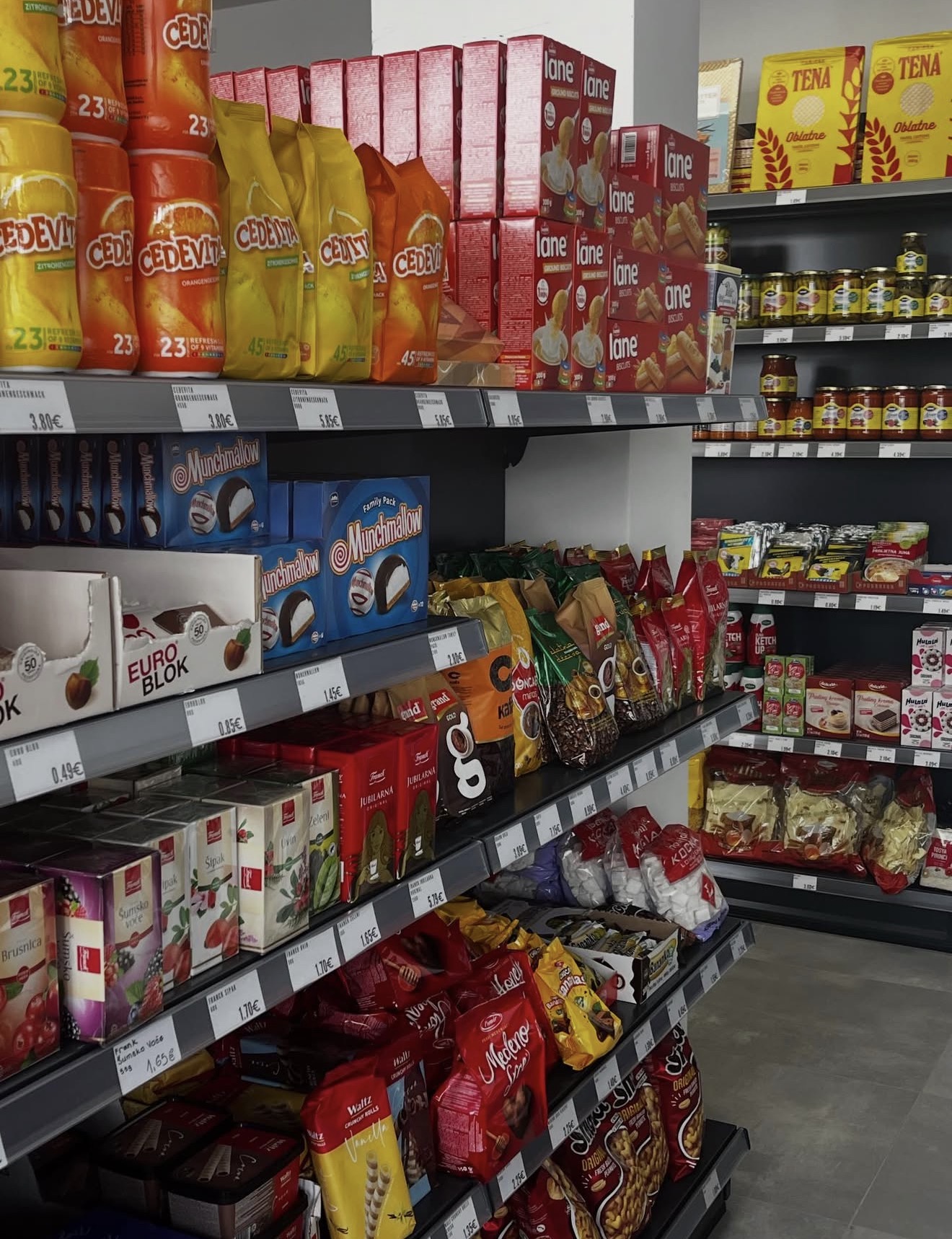 Cedevita, Kaffee, Tees und Kekse im Balkan Shop Ulm