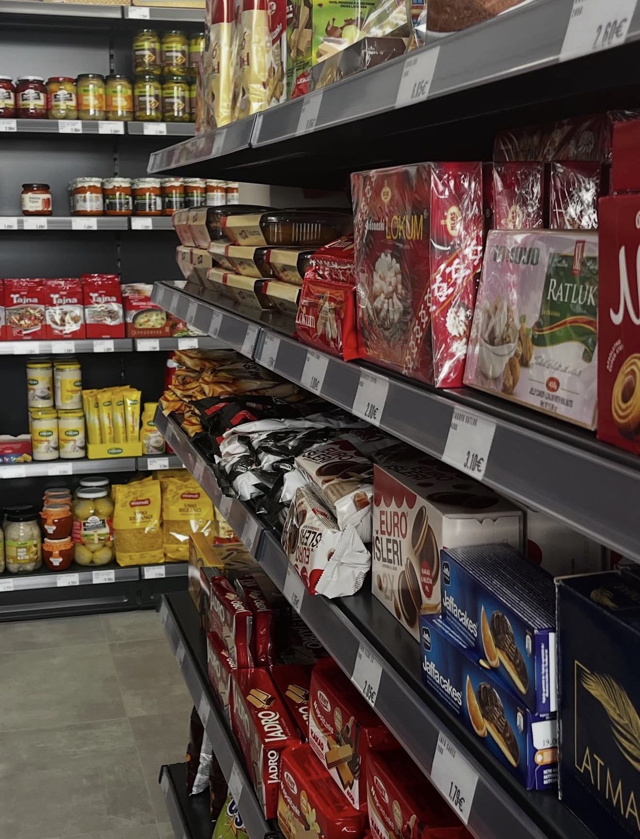 Regale mit Ajvar, Tajna, Lokum und Süßigkeiten